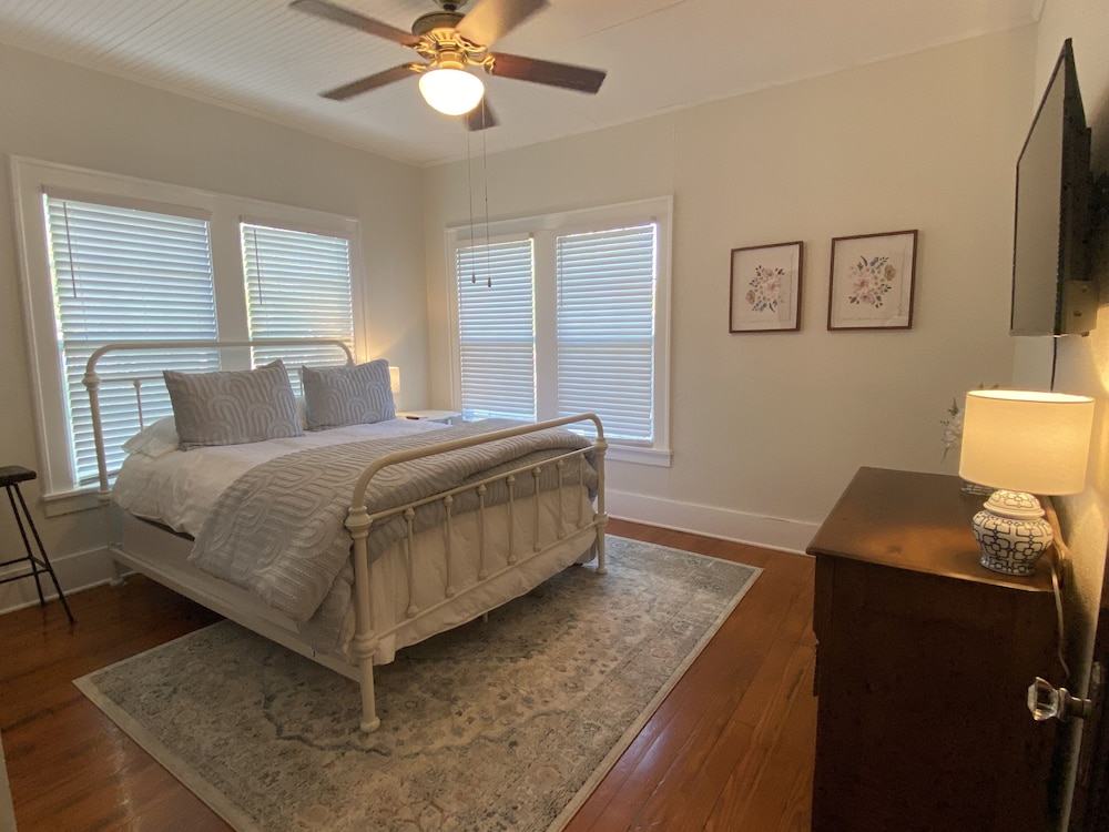 Cottage near Downtown Center Point, 10 min to Kerrville & Comfort, pet