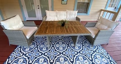 Cottage near Downtown Center Point, 10 min to Kerrville & Comfort, pet-friendly