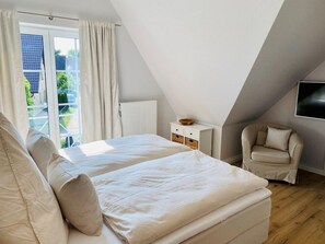 2 quartos, berço de viagem, acesso à internet, roupa de cama