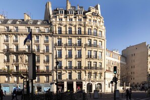 Un bâtiment historique à étages, doté de grandes fenêtres et de balcons.