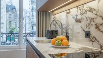 1 Bedroom Apartment with street view- 40m² | 私人廚房 | 大型雪櫃/冰箱、微波爐、焗爐、爐具