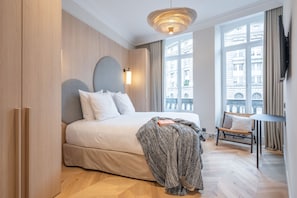 Egyptian cotton sheets, premium bedding, pillow-top beds - Yuna Saint-Germain-des-Prés - Serviced Apartments (Paris)