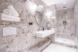 2 Bedroom Apartment with street view - 70m² | Badezimmer | Kostenlose Toilettenartikel, Haartrockner, Handtücher, Seife