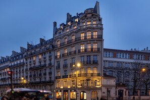Front of property - evening/night - Yuna Saint-Germain-des-Prés - Serviced Apartments (Paris)