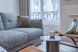 2 Bedroom Apartment with street view - 70m² | Living area | 43-inch flat-screen TV with satellite channels, TV - Yuna Saint-Germain-des-Prés - Serviced Apartments (Paris)