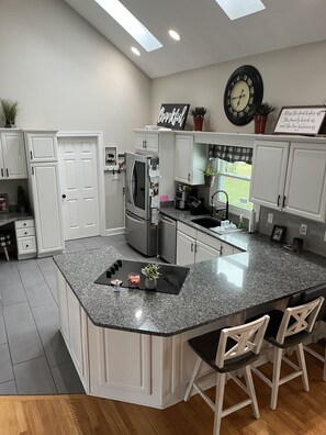 Fridge, microwave, oven, stovetop - Stone Spring Farm situated in the center of Kentucky's Bourbon Country (Bagdad)