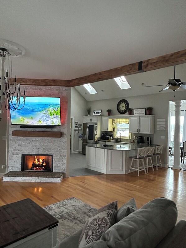 Smart TV, fireplace, video games, DVD player - Stone Spring Farm situated in the center of Kentucky's Bourbon Country (Bagdad)