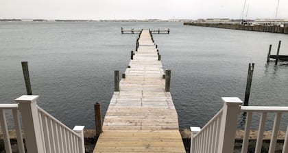 Mariners Cove (4-Bedroom Cottage) - Pets Allowed by RedAwning