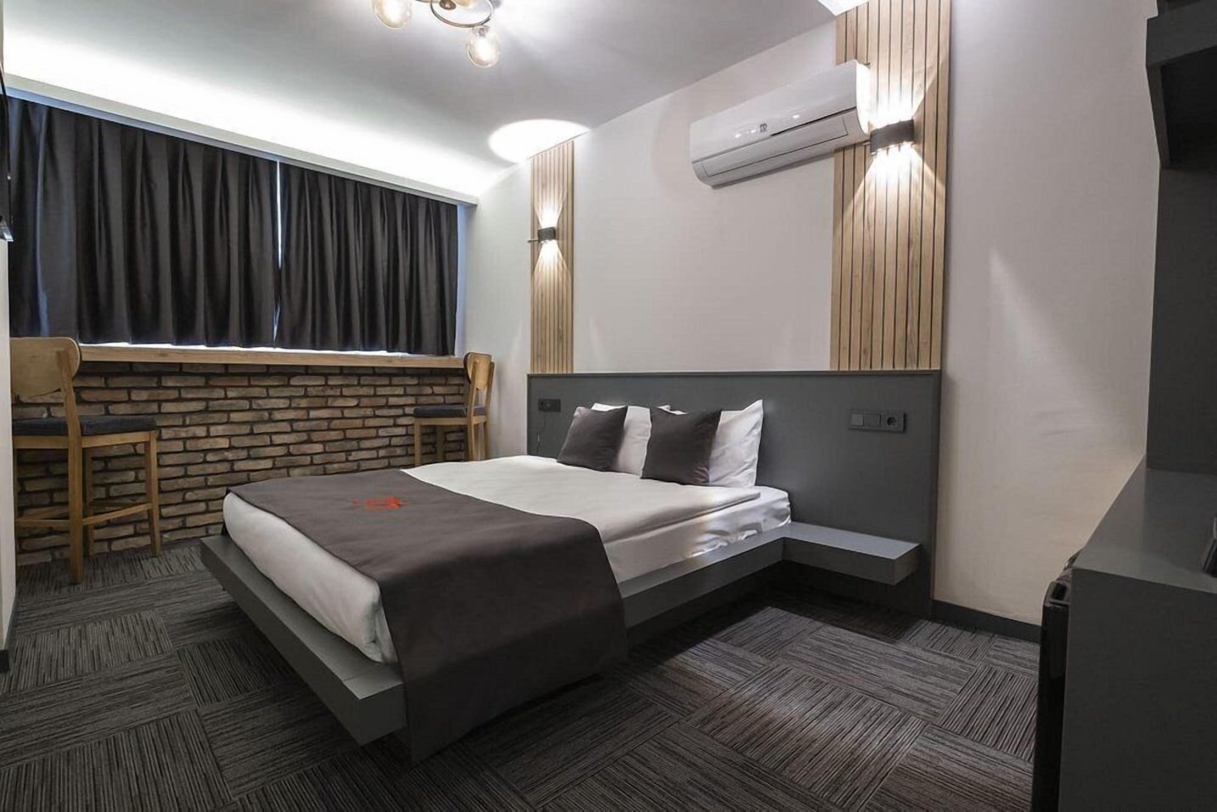 Standard Room | 1 bedroom, premium bedding, desk, laptop workspace