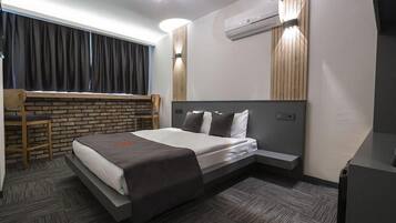 Standard Room | 1 bedroom, premium bedding, desk, laptop workspace