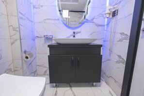 Standardzimmer | Badezimmer | Dusche, Hydromassagedusche, kostenlose Toilettenartikel, Haartrockner