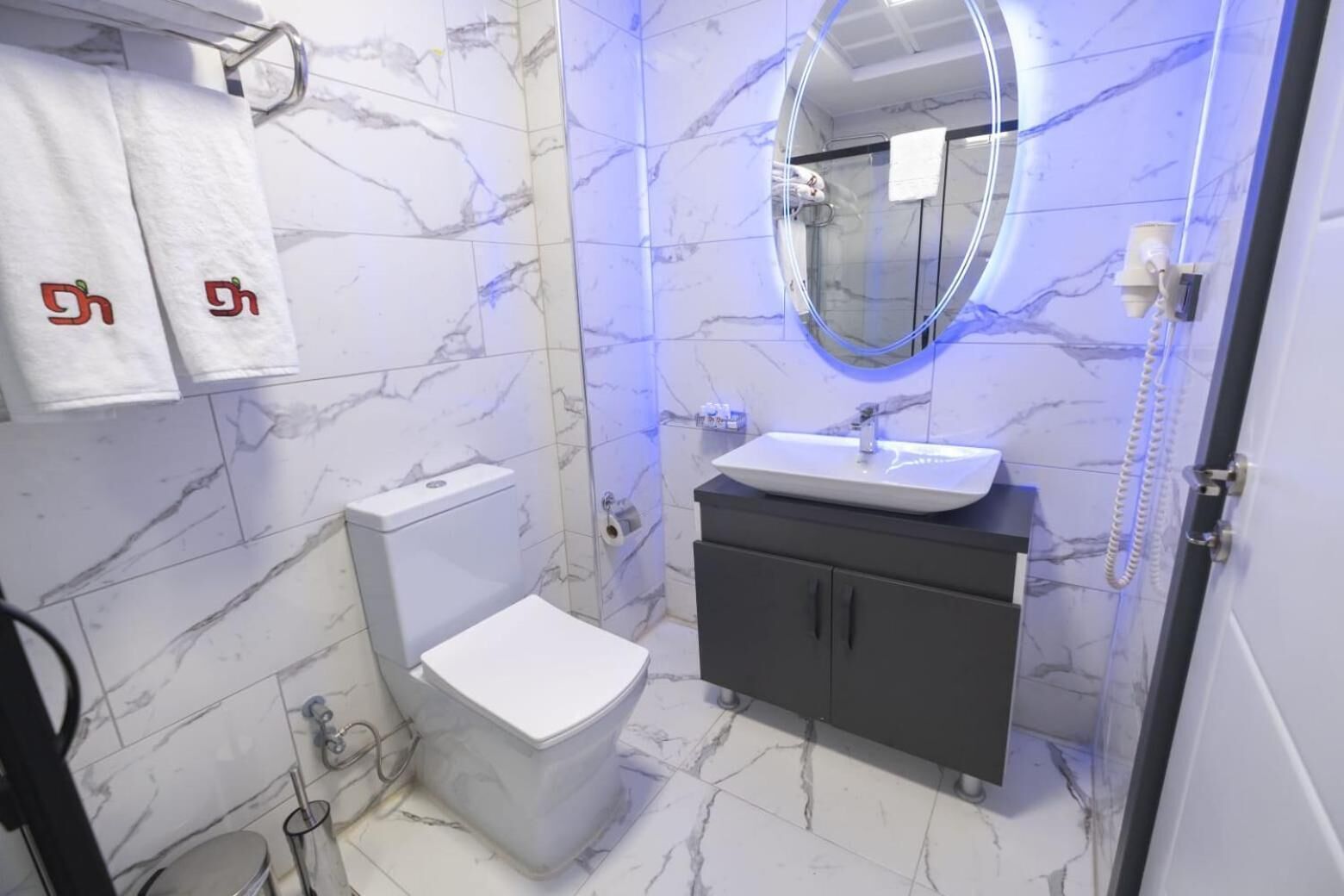 Standard Room | Bathroom | Shower, hydromassage showerhead, free toiletries, hair dryer