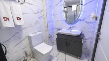 Standard Room | Bathroom | Shower, hydromassage showerhead, free toiletries, hair dryer