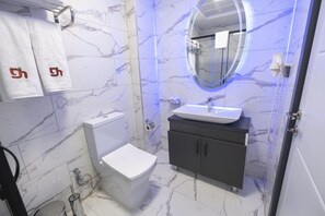 Chambre Standard | Salle de bain | Douche, douche hydromassante, articles de toilette gratuits