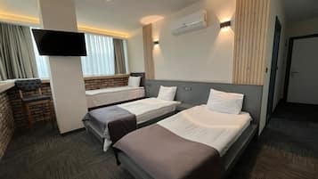 Economy-værelse til 3 personer | 1 soveværelse, premium-sengetøj, skrivebord