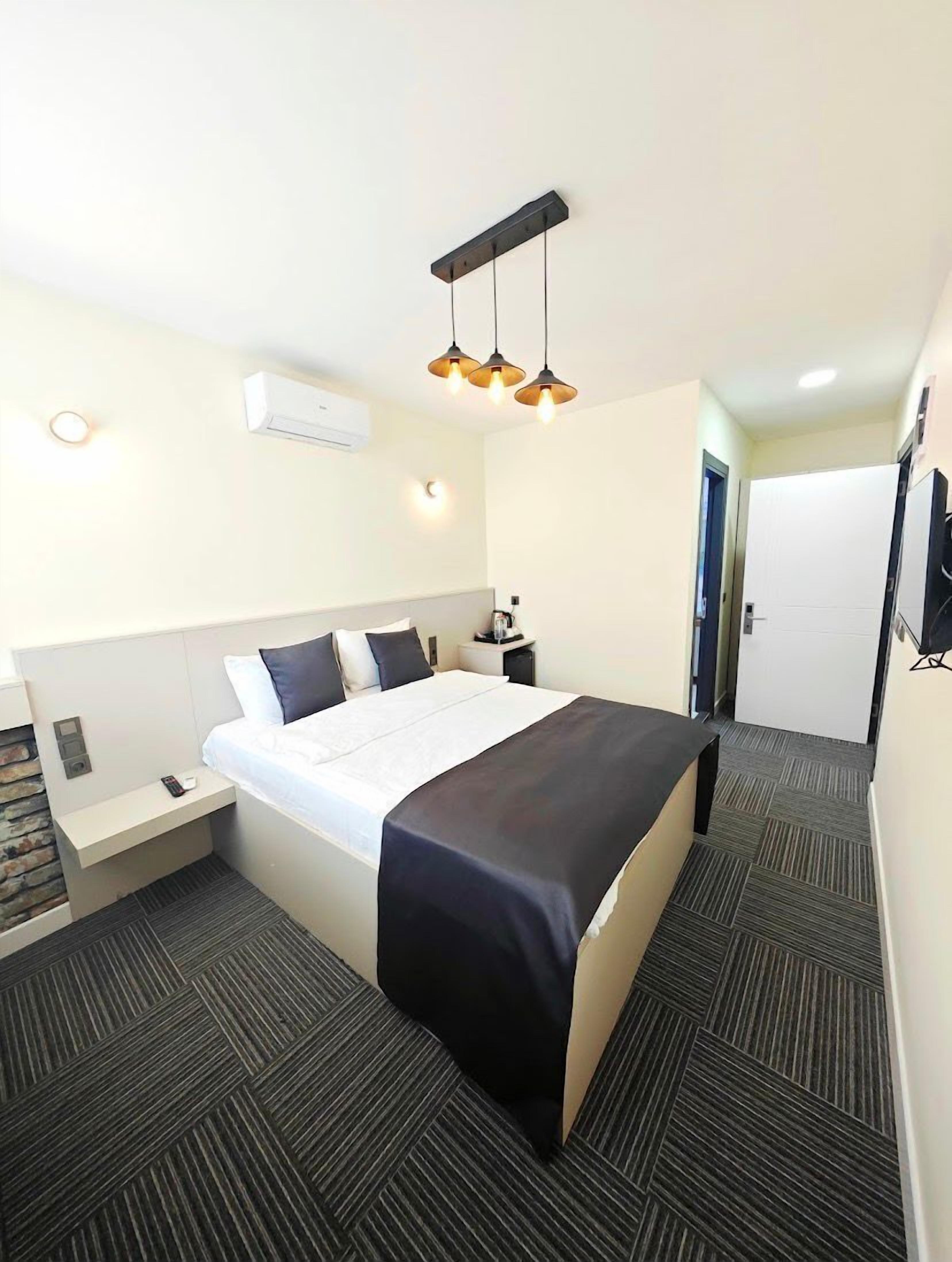 标准房 | 起居区 | 30-英寸LED 电视（配备收费电视频道）、电视、电脑显示器