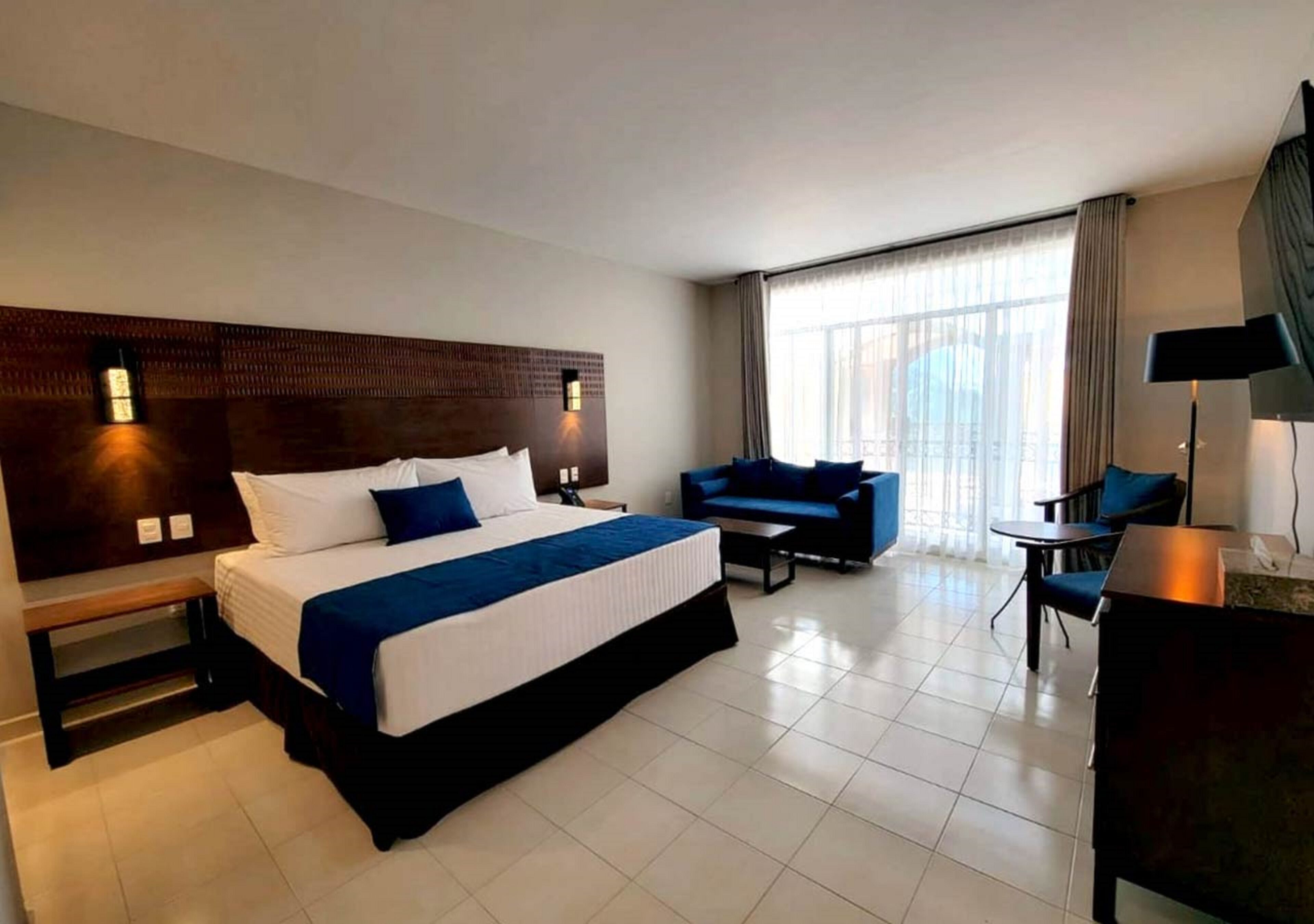 Een kluis op de kamer, een strijkplank/strijkijzer, beddengoed