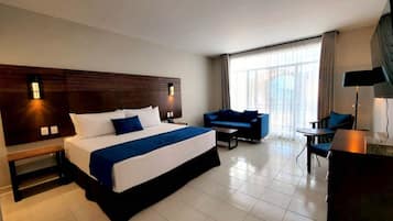 Een kluis op de kamer, een strijkplank/strijkijzer, beddengoed