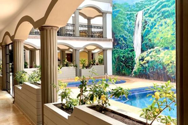 1 slaapkamer, een kluis op de kamer, een strijkplank/strijkijzer