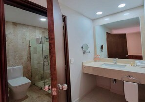 Shower, rainfall showerhead, hair dryer, heated floors - Hotel Real Cocula  (Cocula)