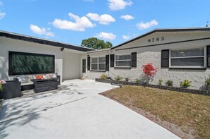 Une maison moderne à deux étages, portant le numéro 8783 sur le côté.