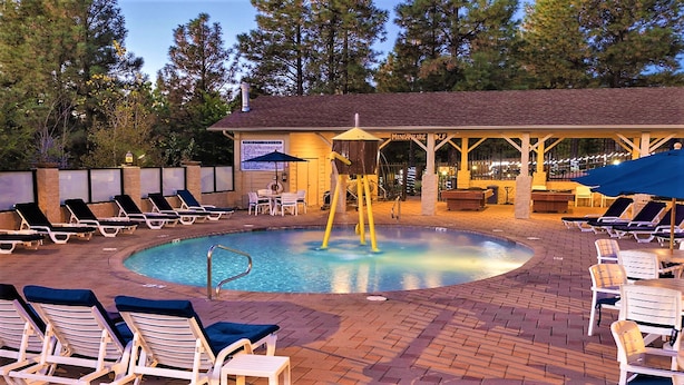 A pool area with lounge chairs and a covered seating area. - 2Bed/2Bath Deluxe Unit in Flagstaff! Complete w/Golf, Pools, and More! (Flagstaff)