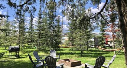 Hilltop Lodge - Cedar -Queen Cabin