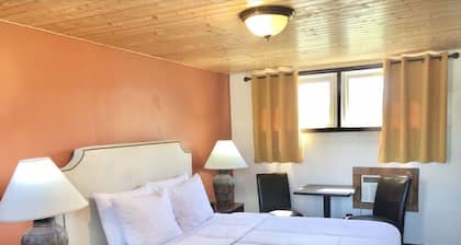 Hilltop Lodge Standard Queen - Room 103