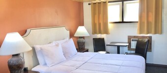 Hilltop Lodge Standard Queen - Room 103