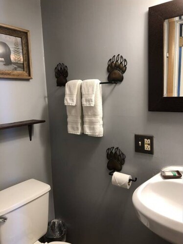 Hilltop Lodge - Aspen -Queen Cabin