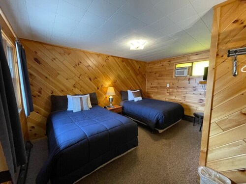 Lyons in Onaway - 2 Full Beds - Room 7 - Sleeps 4