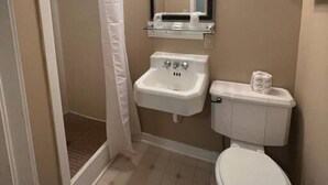 Un baño con inodoro, lavabo y espejo.