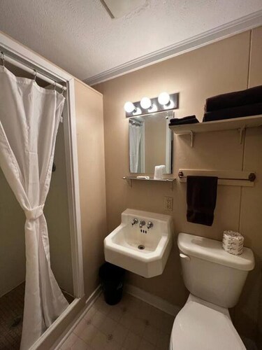Whetstone Bay Lodge Room 7 - Sleeps 3