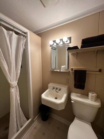 Whetstone Bay Lodge Room 7 - Sleeps 3
