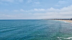 A coastal view with a beach and ocean. - Hampton Beach Getaway | Mins to Portsmouth+ Maine (Hampton)