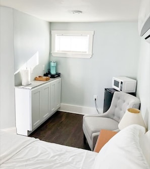 1 bedroom, desk, WiFi, bed sheets