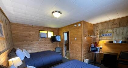 Lyons in Onaway - 2 Full Beds - Room 9 - Sleeps 4