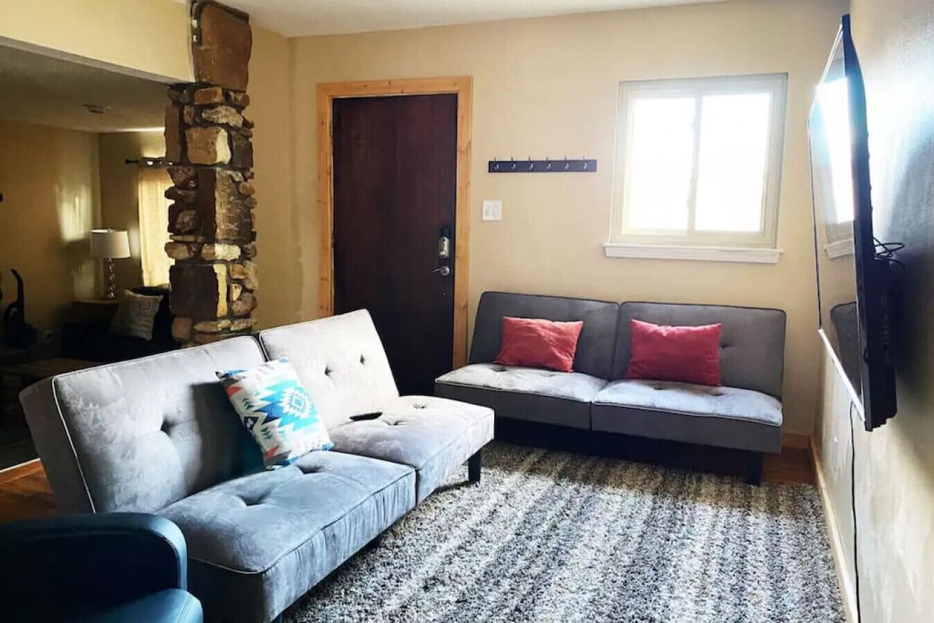 Televisión y chimenea 