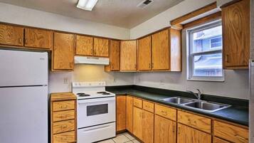 Fridge, oven, stovetop, coffee/tea maker