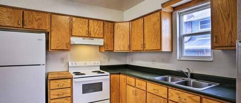 Kühlschrank, Ofen, Herdplatte, Wasserkocher mit Kaffee-/Teezubehör