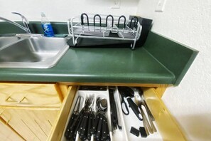 Jääkaappi, uuni, liesi, kahvin-/teenkeitin