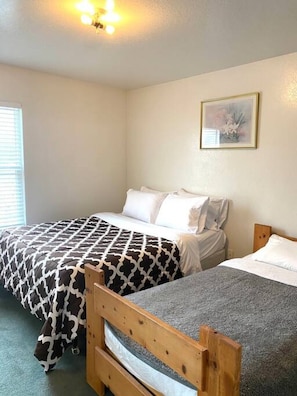 2 室のベッドルーム、WiFi (無料)、ベッドシーツ