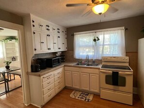 Private kitchen - The Western Roost | A Vensérra Retreat Near Hot Springs State Park (Thermopolis)