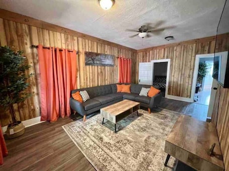 TV. The Western Roost | A Vensérra Retreat Near Hot Springs State Park