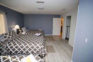 4 dormitoris, planxa i posts de planxar, un bressol de viatge i wifi