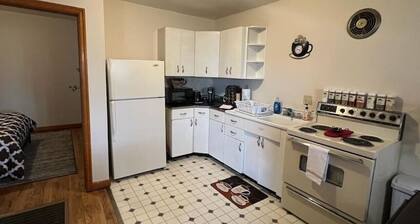 Adorable 1 Bedroom Cottage near Hot Springs!