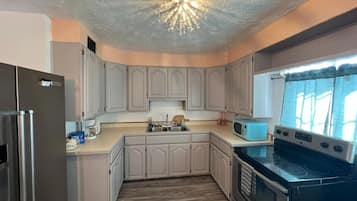 Refrigerador, cafetera y tetera y utensilios de cocina