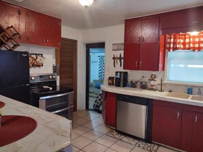 冷蔵庫、電子レンジ、オーブン、コンロ