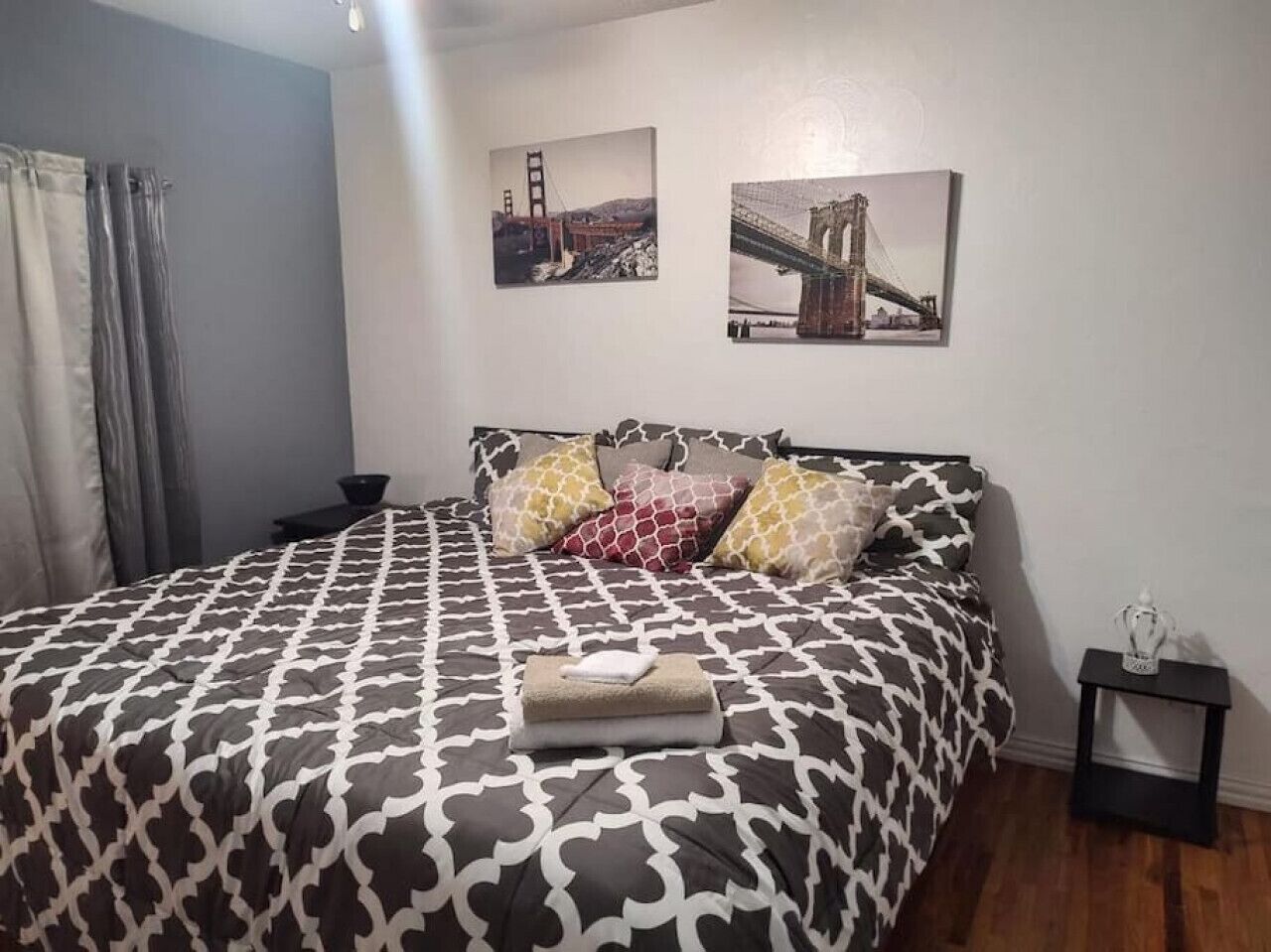 3 chambres, bureau, fer et planche à repasser, lit de bébé portatif