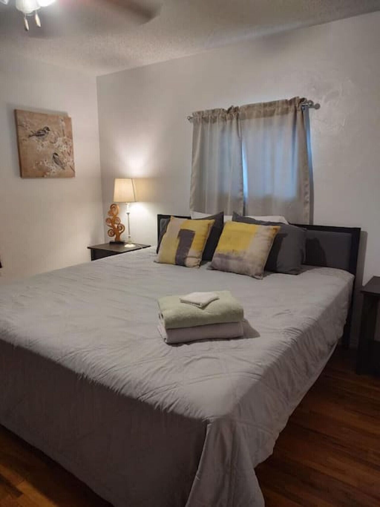 3 chambres, bureau, fer et planche à repasser, lit parapluie